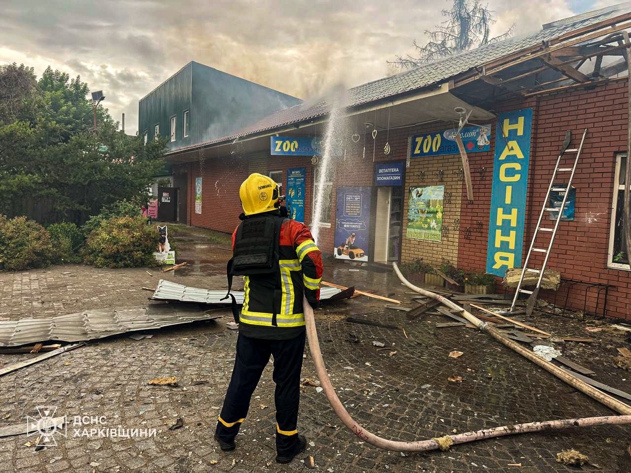 Спалахнули магазин, склади та пошта після удару російським дроном: Новини Харкова
